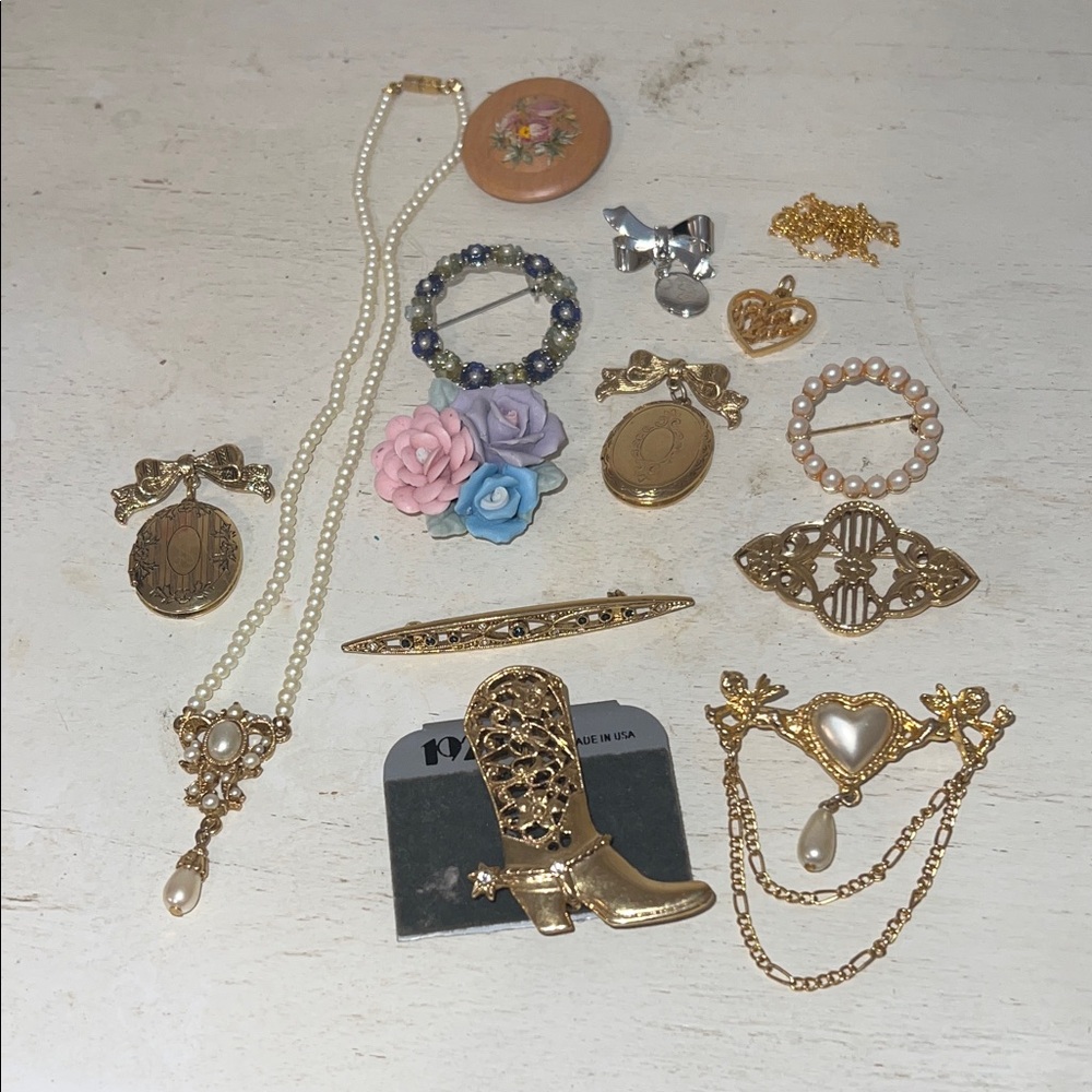 Lot Vintage 1928 Victorian style plus jewelry lockets brooches necklace